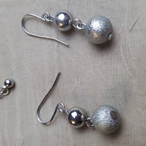 Beautiful Set of Jewelry, Necklace & Earrings Silver Tone. - Picture 8 of 12